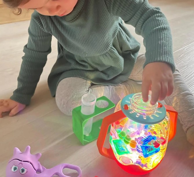 Słoik do zabaw sensorycznych Glo Pals w kolorze czerwonym